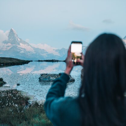 Den Sonnenaufgang am Stellisee festhalten  | © Zermatt Bergbahnen